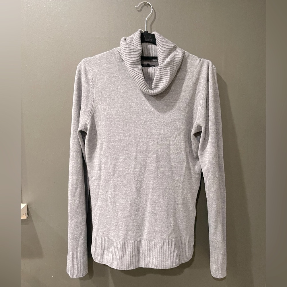 H&M women’s MEDIUM GRAY cowl turtle neck lightweight sweater staple wardrobe